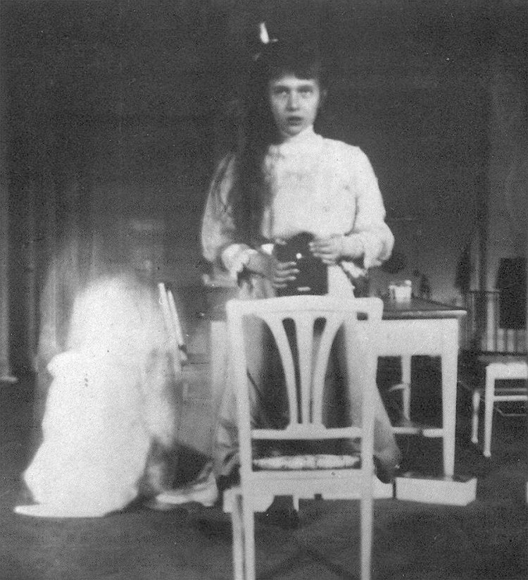 Self photographic portrait, Grand Duchess Anastasia Nikolaevna, 1914, Public Domain