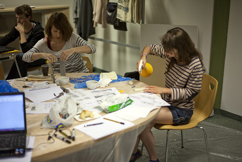 uczestnicy warsztatów Satel wykonywali swoje modele z glinki