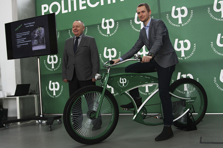 prof. Lech Dzienis i Paweł Dąbrowski zwycięzca konkursu na projekt oryginalnego stojaka rowerowego
